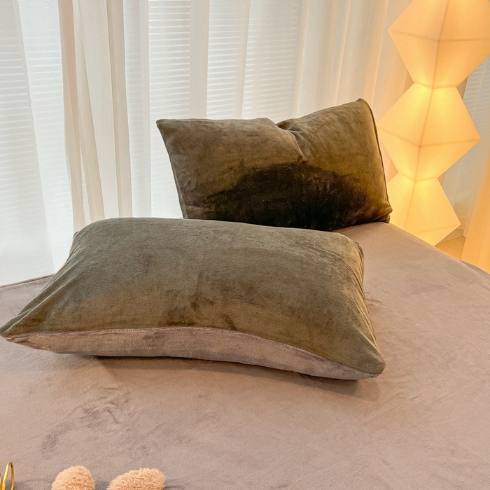 91家纺网 家纺一手货源 找家纺 悦织湾家纺 2025新款简约纯色牛奶绒四件套条纹轻奢时尚冬季加厚保暖床上用品学生宿舍三四件套 牛奶绒-深灰+浅灰