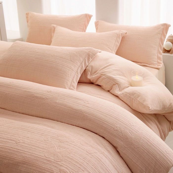 91家纺网 家纺一手货源 找家纺 亿梵 2025秋冬新款A类全消光牛奶绒立体5D雕花绒四件套 田间梦蝶-樱花粉