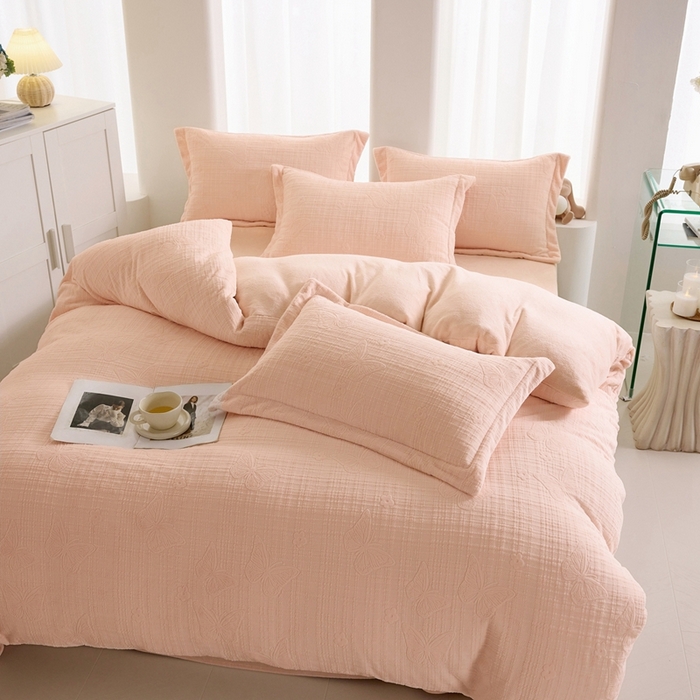 91家纺网 家纺一手货源 找家纺 亿梵 2025秋冬新款A类全消光牛奶绒立体5D雕花绒四件套 田间梦蝶-樱花粉