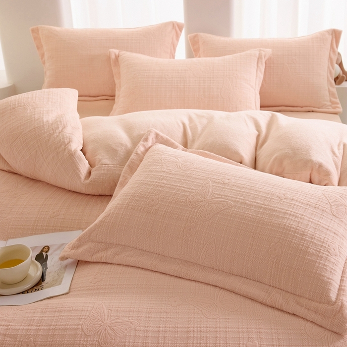 91家纺网 家纺一手货源 找家纺 亿梵 2025秋冬新款A类全消光牛奶绒立体5D雕花绒四件套 田间梦蝶-樱花粉