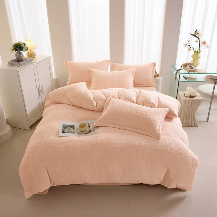 91家纺网 家纺一手货源 找家纺 亿梵 2025秋冬新款A类全消光牛奶绒立体5D雕花绒四件套 田间梦蝶-樱花粉