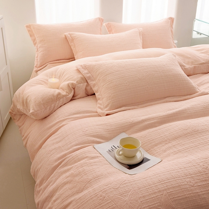 91家纺网 家纺一手货源 找家纺 亿梵 2025秋冬新款A类全消光牛奶绒立体5D雕花绒四件套 田间梦蝶-樱花粉