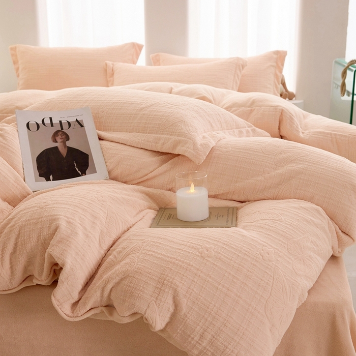 91家纺网 家纺一手货源 找家纺 亿梵 2025秋冬新款A类全消光牛奶绒立体5D雕花绒四件套 田间梦蝶-樱花粉