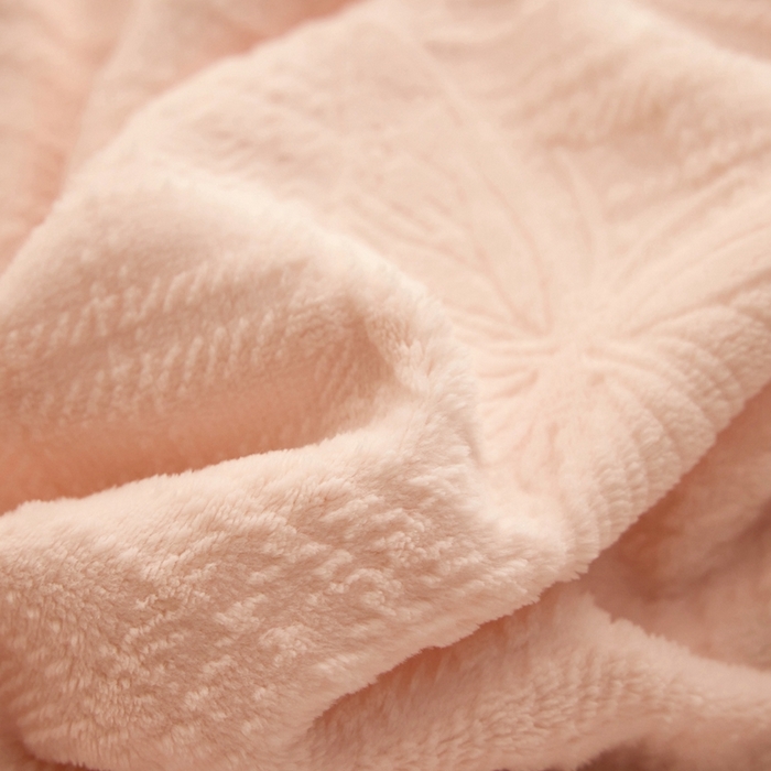 91家纺网 家纺一手货源 找家纺 亿梵 2025秋冬新款A类全消光牛奶绒立体5D雕花绒四件套 田间梦蝶-樱花粉