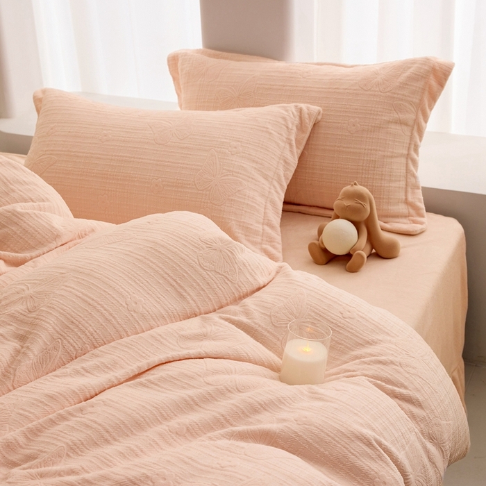 91家纺网 家纺一手货源 找家纺 亿梵 2025秋冬新款A类全消光牛奶绒立体5D雕花绒四件套 田间梦蝶-樱花粉