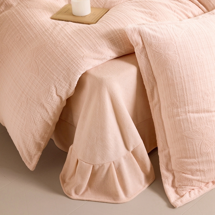 91家纺网 家纺一手货源 找家纺 亿梵 2025秋冬新款A类全消光牛奶绒立体5D雕花绒四件套 田间梦蝶-樱花粉