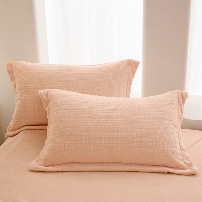 91家纺网 家纺一手货源 找家纺 亿梵 2025秋冬新款A类全消光牛奶绒立体5D雕花绒四件套 田间梦蝶-樱花粉