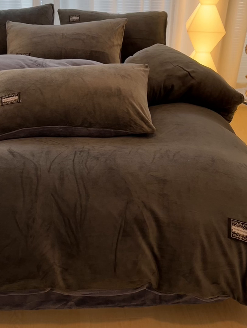 91家纺网 家纺一手货源 找家纺 悦织湾家纺 2025新款简约纯色牛奶绒四件套条纹轻奢时尚冬季加厚保暖床上用品学生宿舍三四件套 牛奶绒-深灰+浅灰