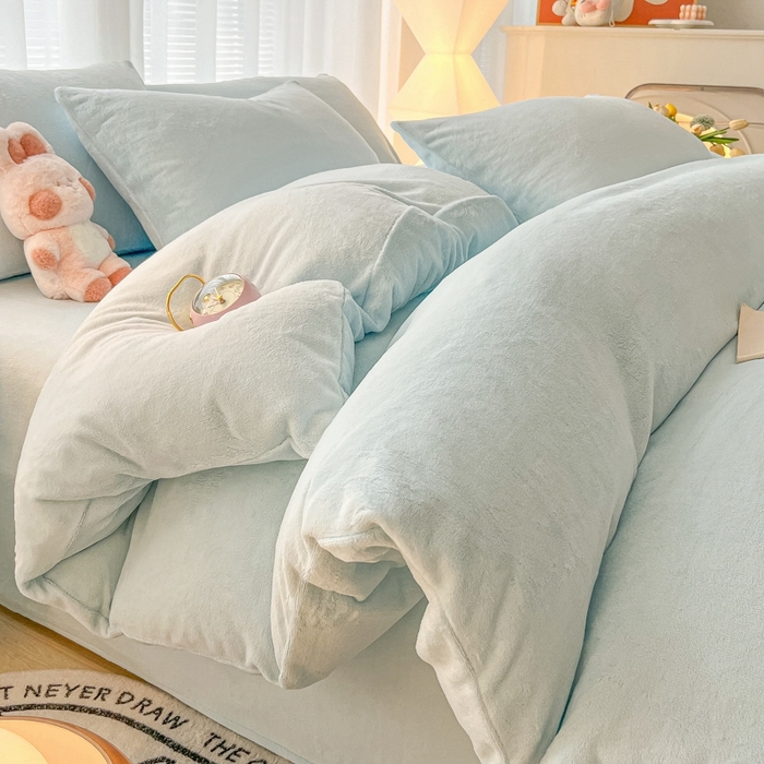 91家纺网 家纺一手货源 找家纺 悦织湾家纺 2025新款简约纯色牛奶绒四件套条纹轻奢时尚冬季加厚保暖床上用品学生宿舍三四件套 牛奶绒-天空兰