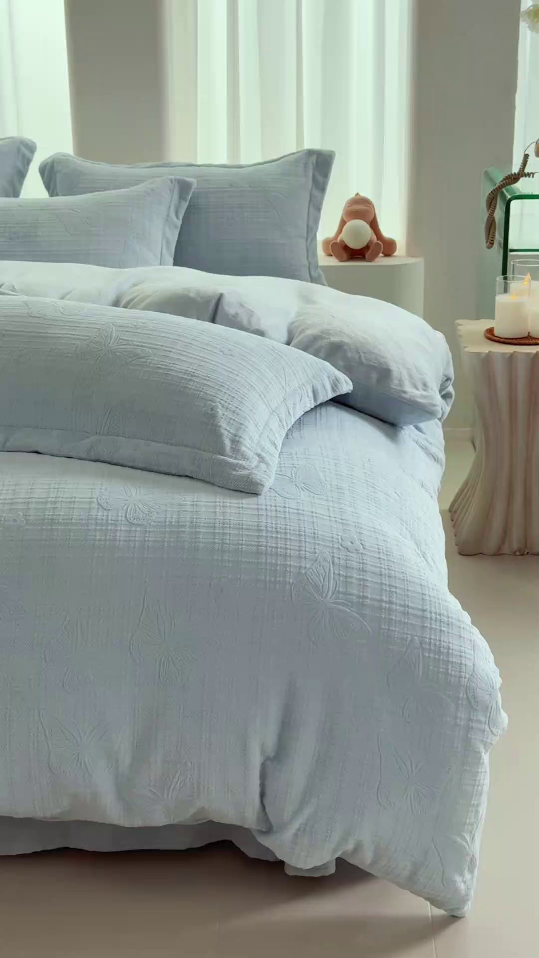 91家纺网 家纺一手货源 找家纺 亿梵 2025秋冬新款A类全消光牛奶绒立体5D雕花绒四件套 田间梦蝶-天空蓝