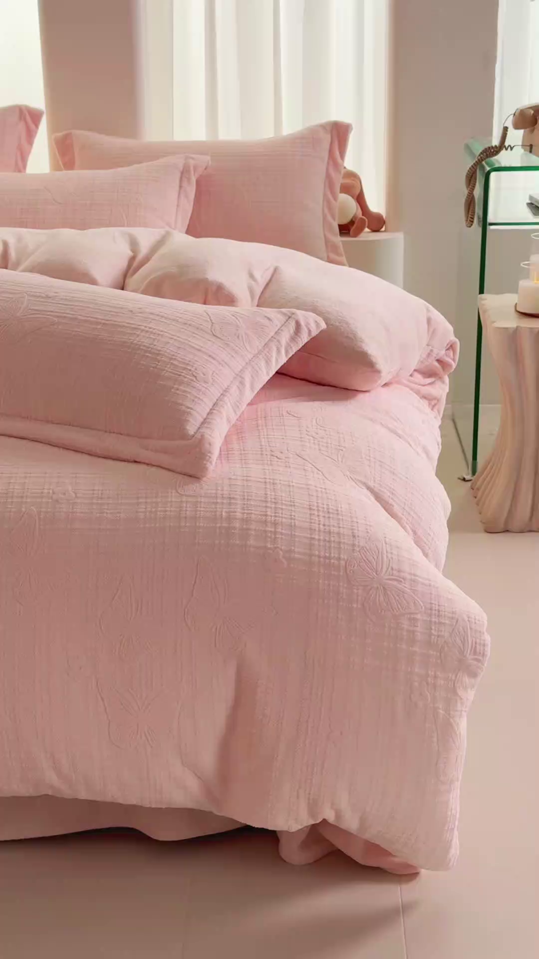 91家纺网 家纺一手货源 找家纺 亿梵 2025秋冬新款A类全消光牛奶绒立体5D雕花绒四件套 田间梦蝶-樱花粉