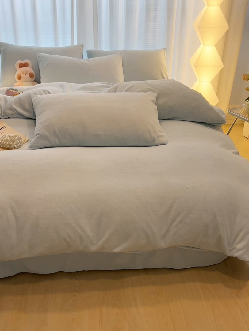 91家纺网 家纺一手货源 找家纺 悦织湾家纺 2025新款简约纯色牛奶绒四件套条纹轻奢时尚冬季加厚保暖床上用品学生宿舍三四件套 牛奶绒-天空兰