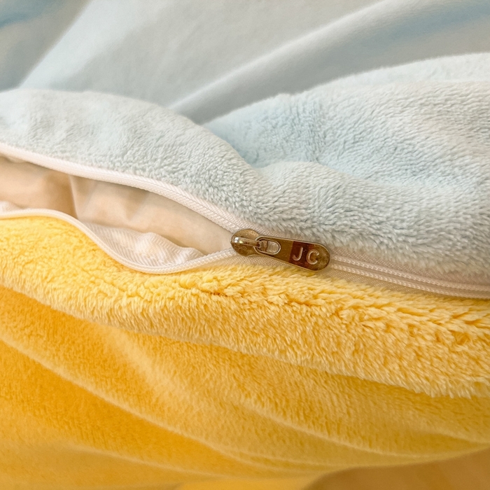 91家纺网 家纺一手货源 找家纺 悦织湾家纺 2025新款简约纯色牛奶绒四件套条纹轻奢时尚冬季加厚保暖床上用品学生宿舍三四件套 牛奶绒-天空兰+浅黄