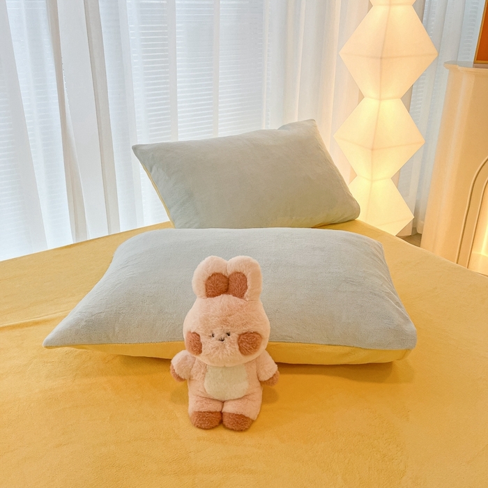 91家纺网 家纺一手货源 找家纺 悦织湾家纺 2025新款简约纯色牛奶绒四件套条纹轻奢时尚冬季加厚保暖床上用品学生宿舍三四件套 牛奶绒-天空兰+浅黄