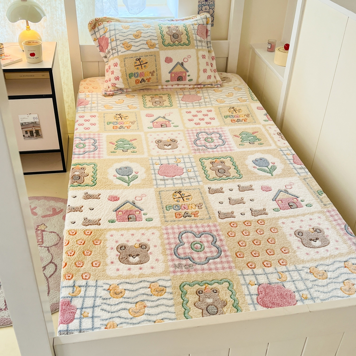 91家纺网 家纺一手货源 找家纺 川悦生活 2025新款雪花绒宿舍单床笠 床笠嘎嘎小熊