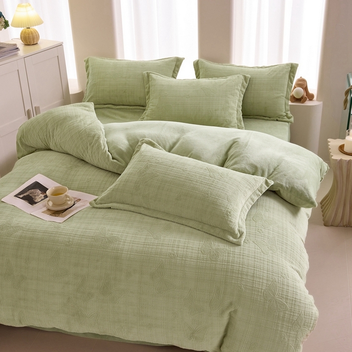 91家纺网 家纺一手货源 找家纺 亿梵 2025秋冬新款A类全消光牛奶绒立体5D雕花绒四件套 田间梦蝶-原野绿