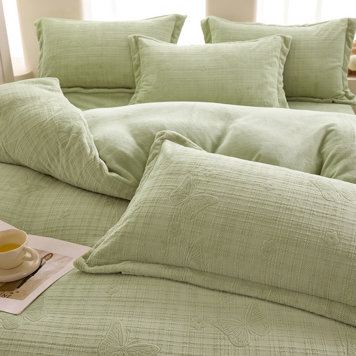 91家纺网 家纺一手货源 找家纺 亿梵 2025秋冬新款A类全消光牛奶绒立体5D雕花绒四件套 田间梦蝶-原野绿