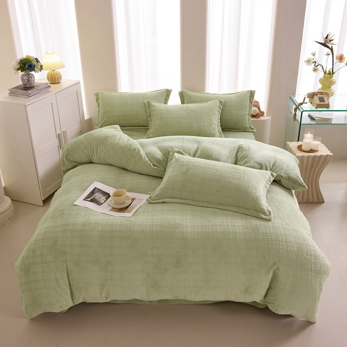 91家纺网 家纺一手货源 找家纺 亿梵 2025秋冬新款A类全消光牛奶绒立体5D雕花绒四件套 田间梦蝶-原野绿