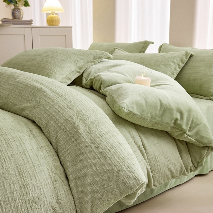 亿梵 2025秋冬新款A类全消光牛奶绒立体5D雕花绒四件套 田间梦蝶-原野绿