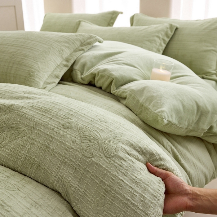 91家纺网 家纺一手货源 找家纺 亿梵 2025秋冬新款A类全消光牛奶绒立体5D雕花绒四件套 田间梦蝶-原野绿