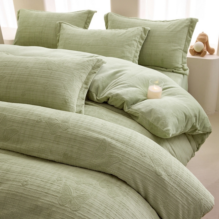 91家纺网 家纺一手货源 找家纺 亿梵 2025秋冬新款A类全消光牛奶绒立体5D雕花绒四件套 田间梦蝶-原野绿