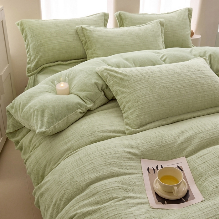 91家纺网 家纺一手货源 找家纺 亿梵 2025秋冬新款A类全消光牛奶绒立体5D雕花绒四件套 田间梦蝶-原野绿