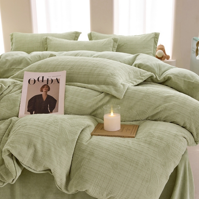 91家纺网 家纺一手货源 找家纺 亿梵 2025秋冬新款A类全消光牛奶绒立体5D雕花绒四件套 田间梦蝶-原野绿