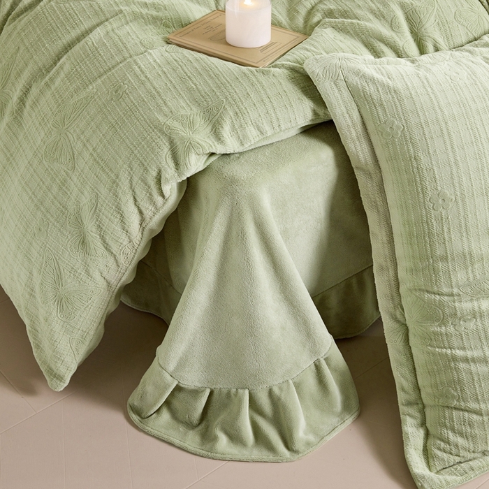 91家纺网 家纺一手货源 找家纺 亿梵 2025秋冬新款A类全消光牛奶绒立体5D雕花绒四件套 田间梦蝶-原野绿