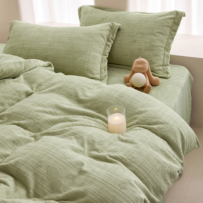 91家纺网 家纺一手货源 找家纺 亿梵 2025秋冬新款A类全消光牛奶绒立体5D雕花绒四件套 田间梦蝶-原野绿