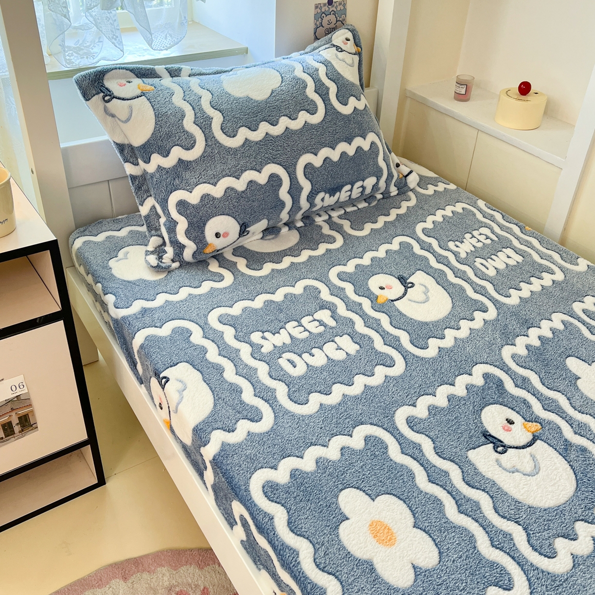 91家纺网 家纺一手货源 找家纺 川悦生活 2025新款雪花绒宿舍单床笠 床笠快乐鸭鸭