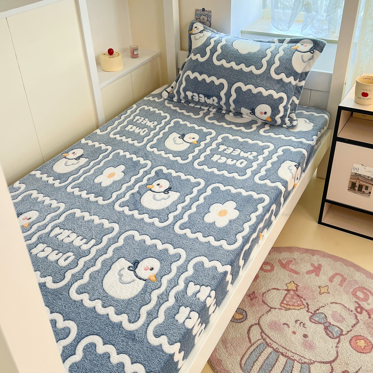 91家纺网 家纺一手货源 找家纺 川悦生活 2025新款雪花绒宿舍单床笠 床笠快乐鸭鸭