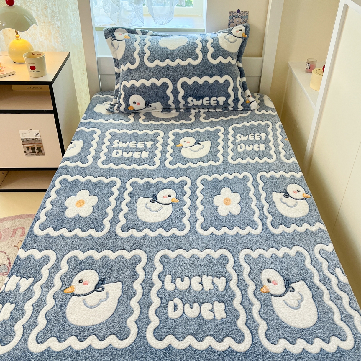 91家纺网 家纺一手货源 找家纺 川悦生活 2025新款雪花绒宿舍单床笠 床笠快乐鸭鸭