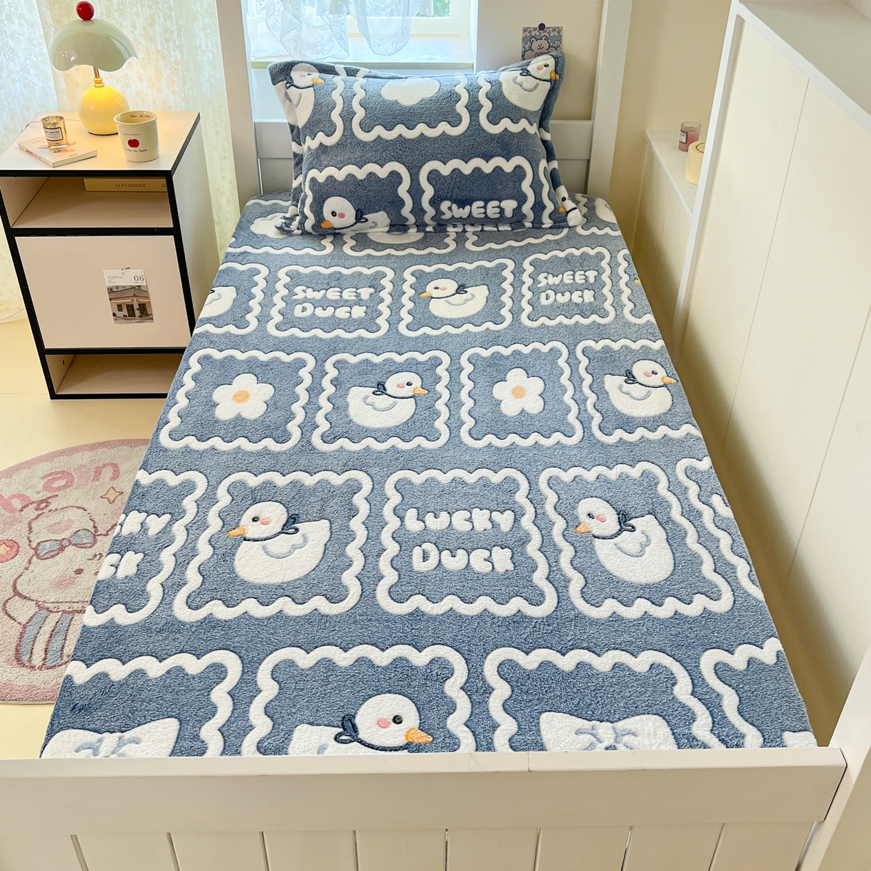 91家纺网 家纺一手货源 找家纺 川悦生活 2025新款雪花绒宿舍单床笠 床笠快乐鸭鸭