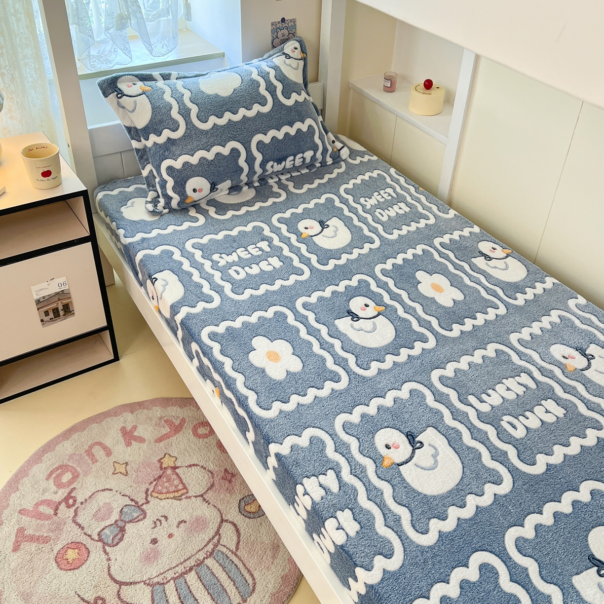 91家纺网 家纺一手货源 找家纺 川悦生活 2025新款雪花绒宿舍单床笠 床笠快乐鸭鸭