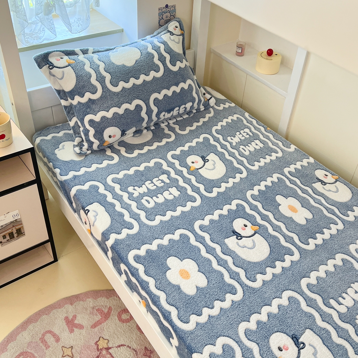 91家纺网 家纺一手货源 找家纺 川悦生活 2025新款雪花绒宿舍单床笠 床笠快乐鸭鸭