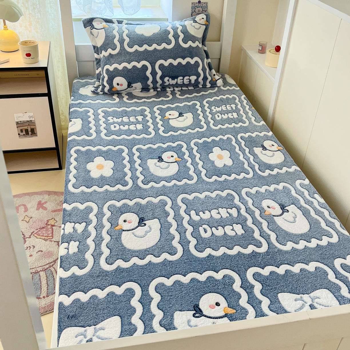 91家纺网 家纺一手货源 找家纺 川悦生活 2025新款雪花绒宿舍单床笠 床笠快乐鸭鸭