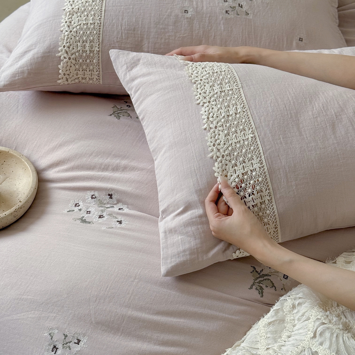 91家纺网 家纺一手货源 找家纺 （总）鹿班家居 2025新款秋冬款全棉皱皱纱精密刺绣系列四件套-云舒旧嘢(标准会员-20元)