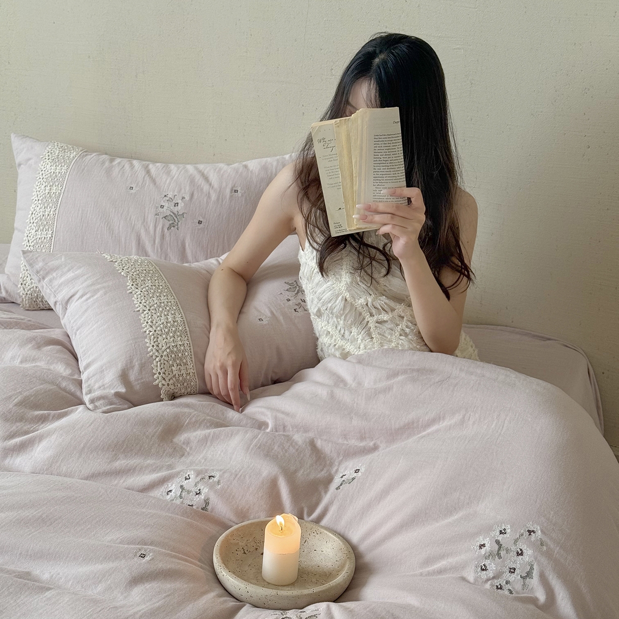 91家纺网 家纺一手货源 找家纺 鹿班家居 2025新款秋冬款全棉皱皱纱精密刺绣系列四件套-云舒旧嘢(标准会员-20元) 粉色