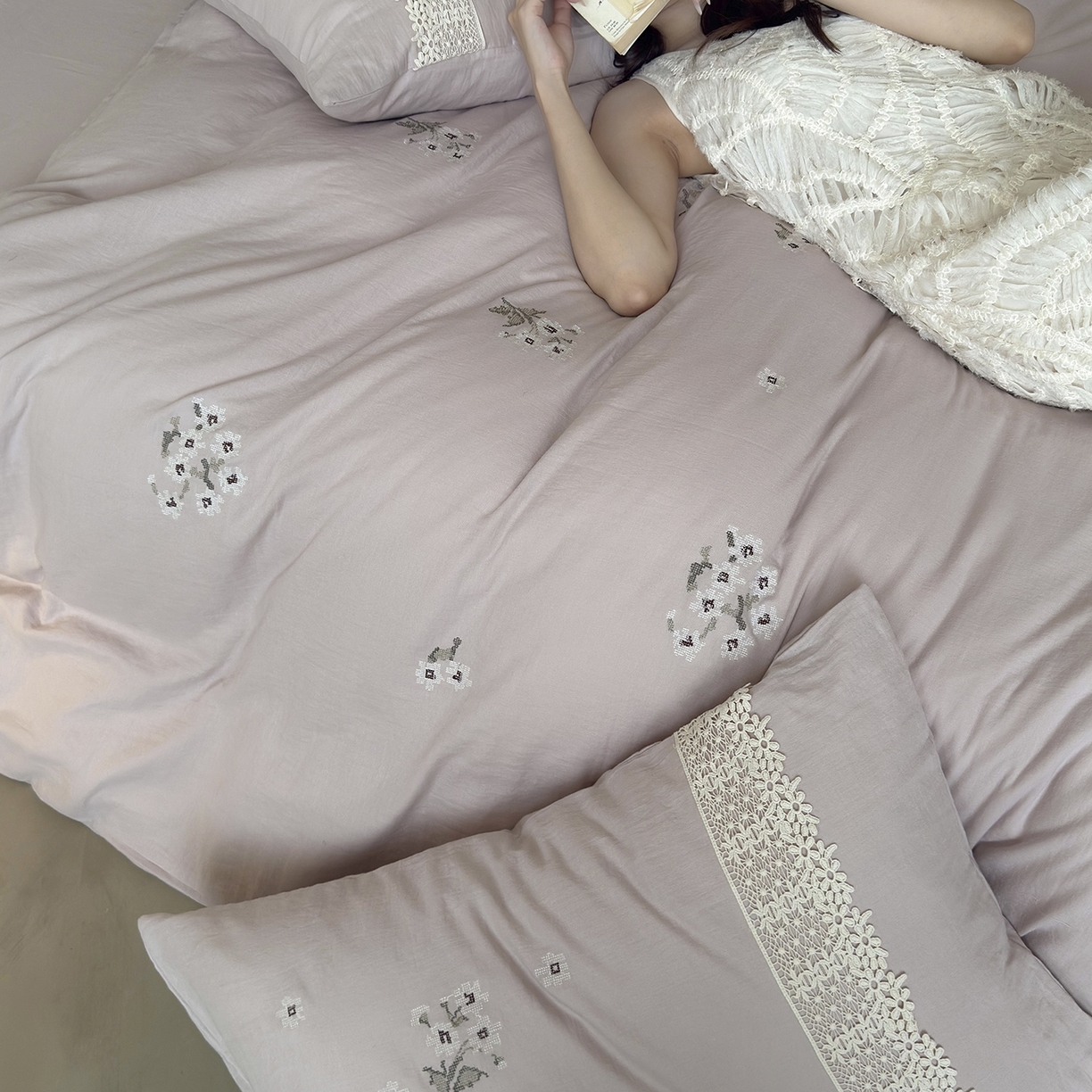 91家纺网 家纺一手货源 找家纺 鹿班家居 2025新款秋冬款全棉皱皱纱精密刺绣系列四件套-云舒旧嘢(标准会员-20元) 粉色