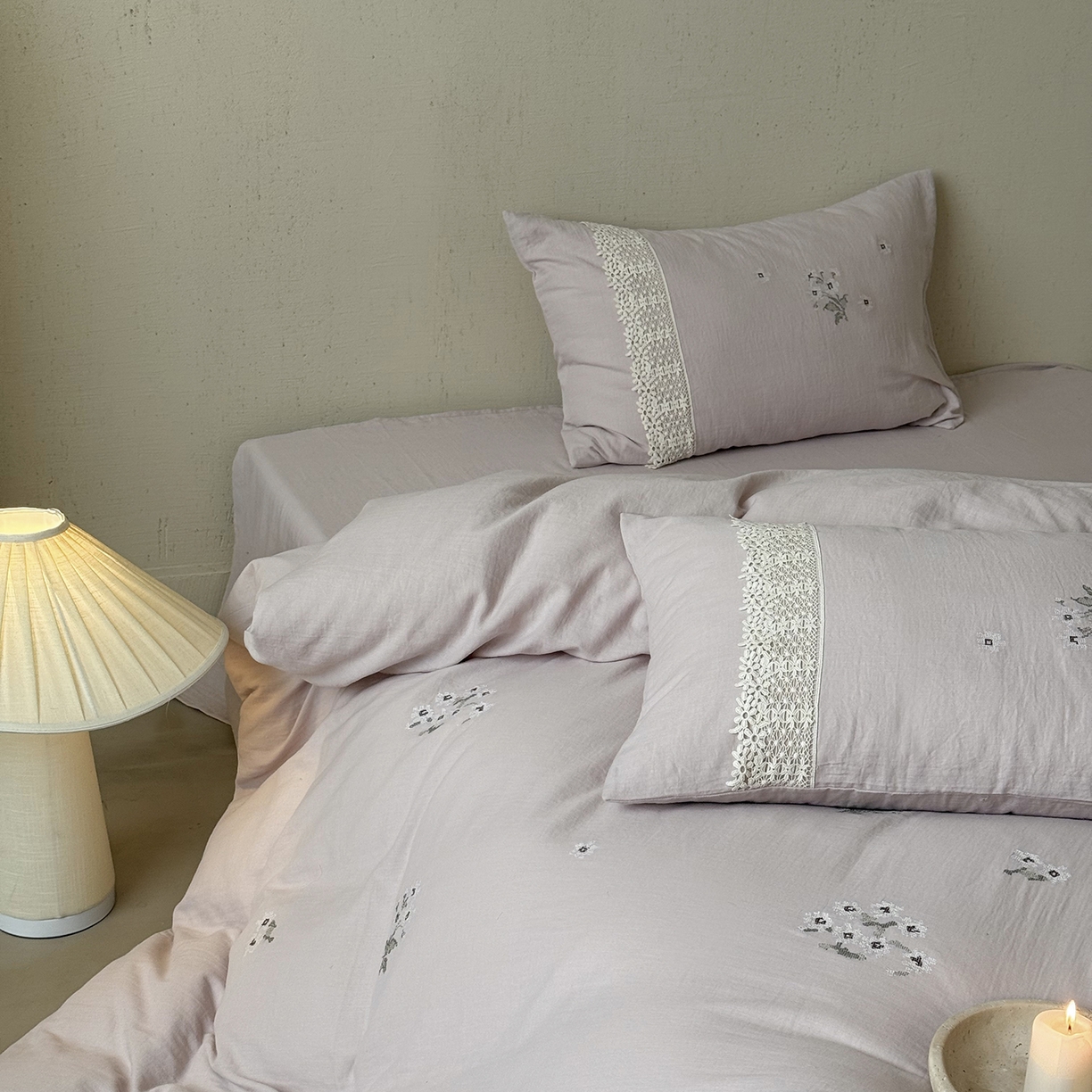 91家纺网 家纺一手货源 找家纺 鹿班家居 2025新款秋冬款全棉皱皱纱精密刺绣系列四件套-云舒旧嘢(标准会员-20元) 粉色