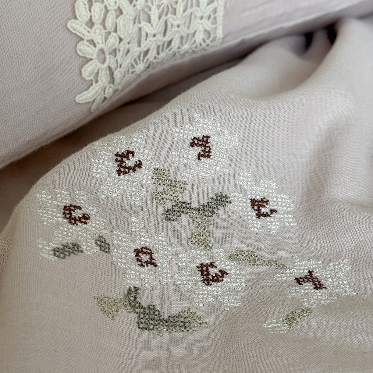 91家纺网 家纺一手货源 找家纺 鹿班家居 2025新款秋冬款全棉皱皱纱精密刺绣系列四件套-云舒旧嘢(标准会员-20元) 粉色