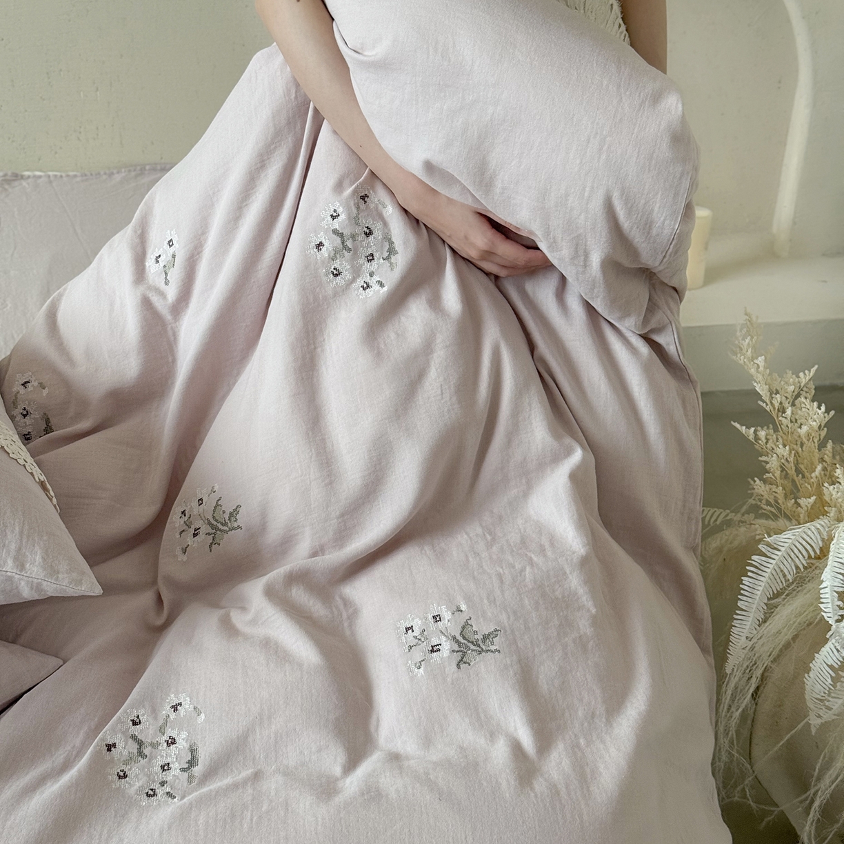 91家纺网 家纺一手货源 找家纺 鹿班家居 2025新款秋冬款全棉皱皱纱精密刺绣系列四件套-云舒旧嘢(标准会员-20元) 粉色