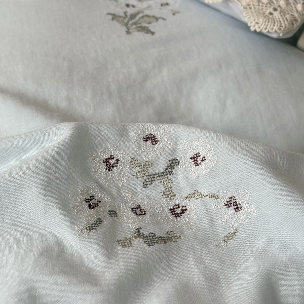 91家纺网 家纺一手货源 找家纺 鹿班家居 2025新款秋冬款全棉皱皱纱精密刺绣系列四件套-云舒旧嘢(标准会员-20元) 蓝色