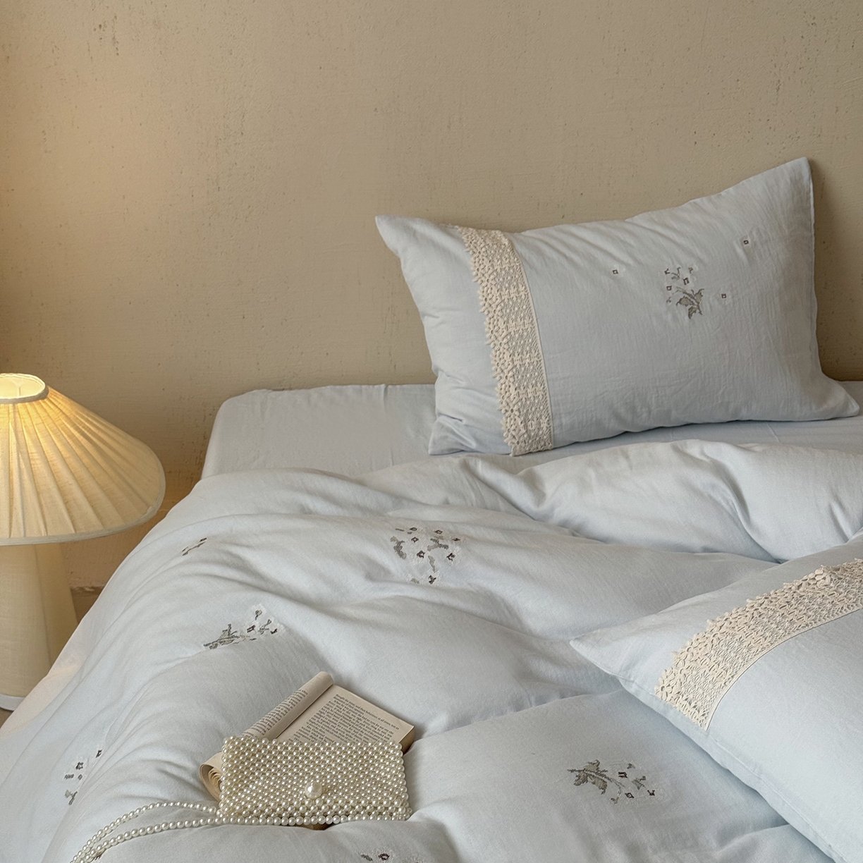 91家纺网 家纺一手货源 找家纺 鹿班家居 2025新款秋冬款全棉皱皱纱精密刺绣系列四件套-云舒旧嘢(标准会员-20元) 蓝色