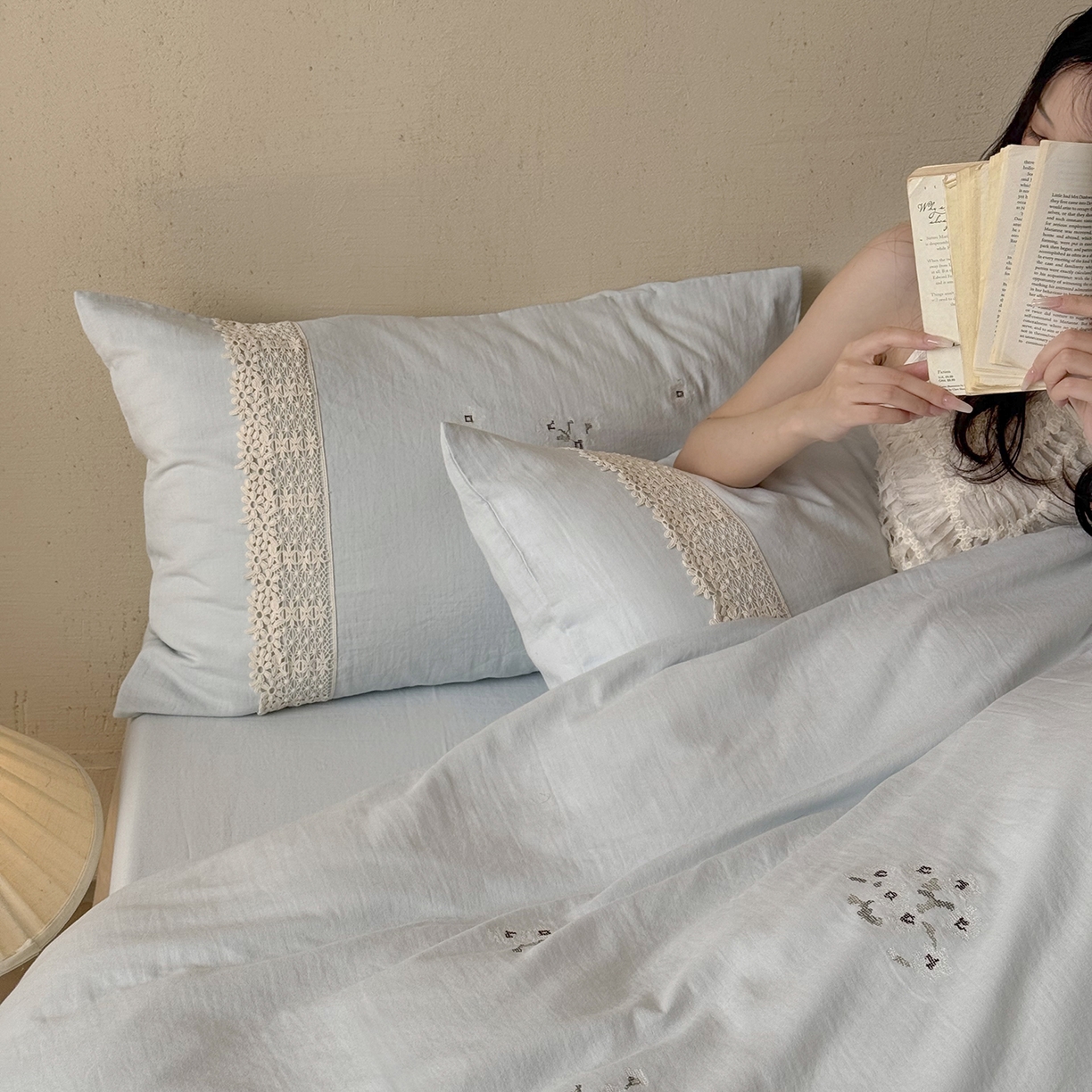 91家纺网 家纺一手货源 找家纺 鹿班家居 2025新款秋冬款全棉皱皱纱精密刺绣系列四件套-云舒旧嘢(标准会员-20元) 蓝色