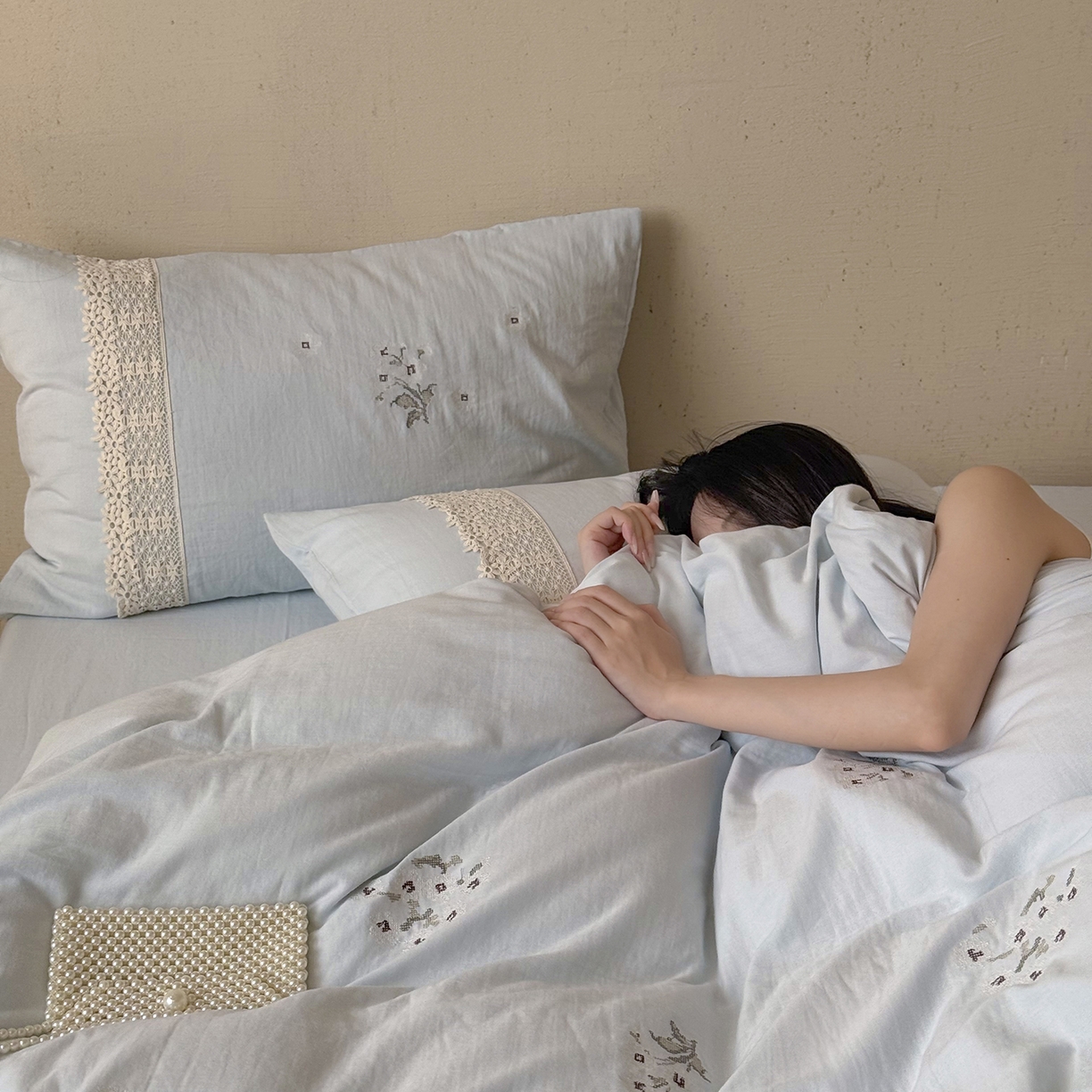 91家纺网 家纺一手货源 找家纺 鹿班家居 2025新款秋冬款全棉皱皱纱精密刺绣系列四件套-云舒旧嘢(标准会员-20元) 蓝色