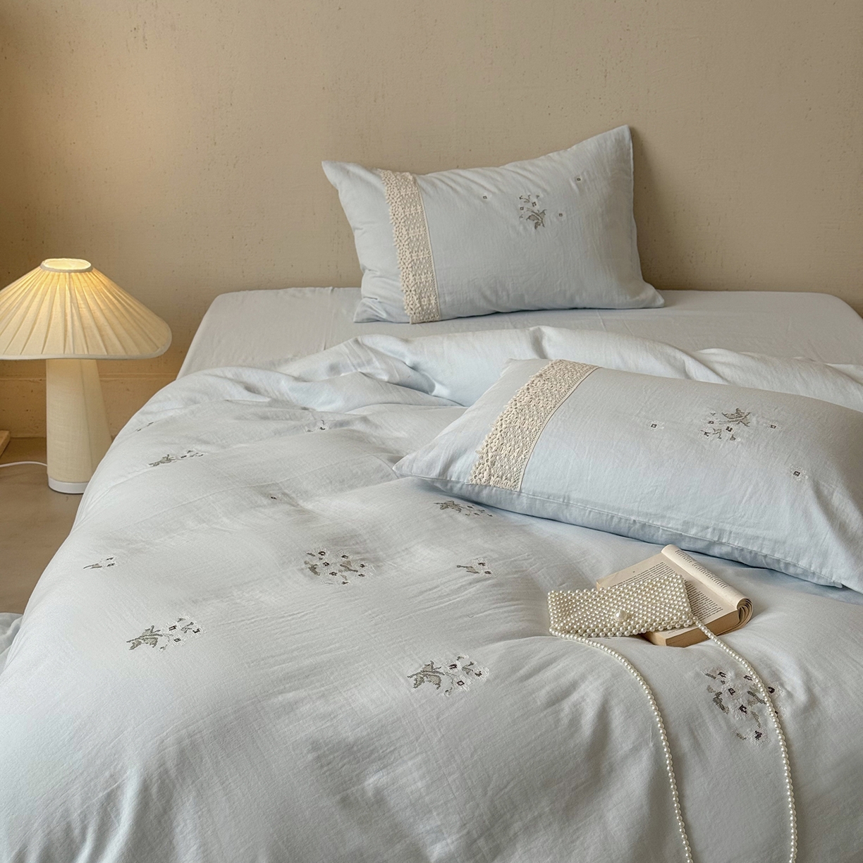 91家纺网 家纺一手货源 找家纺 鹿班家居 2025新款秋冬款全棉皱皱纱精密刺绣系列四件套-云舒旧嘢(标准会员-20元) 蓝色