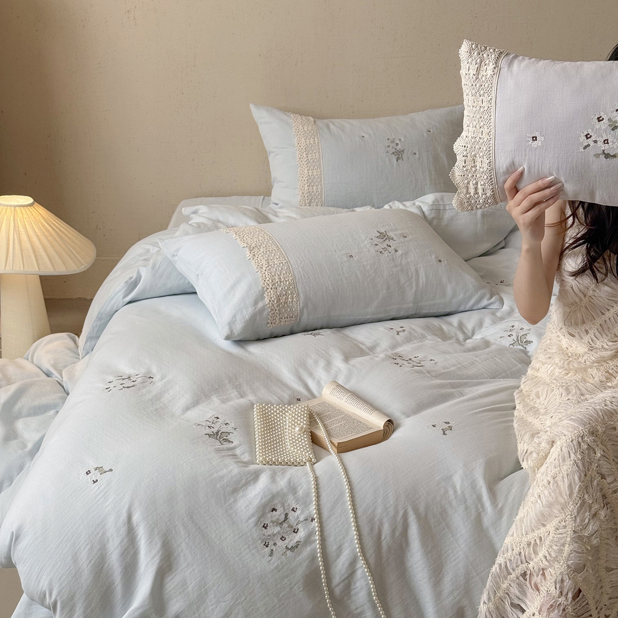 91家纺网 家纺一手货源 找家纺 鹿班家居 2025新款秋冬款全棉皱皱纱精密刺绣系列四件套-云舒旧嘢(标准会员-20元) 蓝色