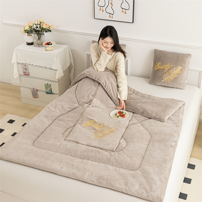 91家纺网 家纺一手货源 找家纺 哩哩熊 2025新款抱枕被子两用加厚二合一汽车载枕头办公室午睡毯子冬天靠枕-羽叶 羽叶-奶茶咖