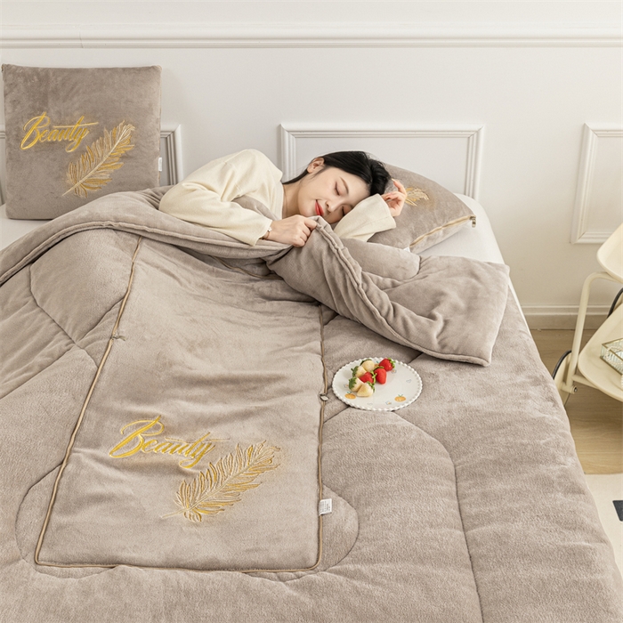 91家纺网 家纺一手货源 找家纺 哩哩熊 2025新款抱枕被子两用加厚二合一汽车载枕头办公室午睡毯子冬天靠枕-羽叶 羽叶-奶茶咖